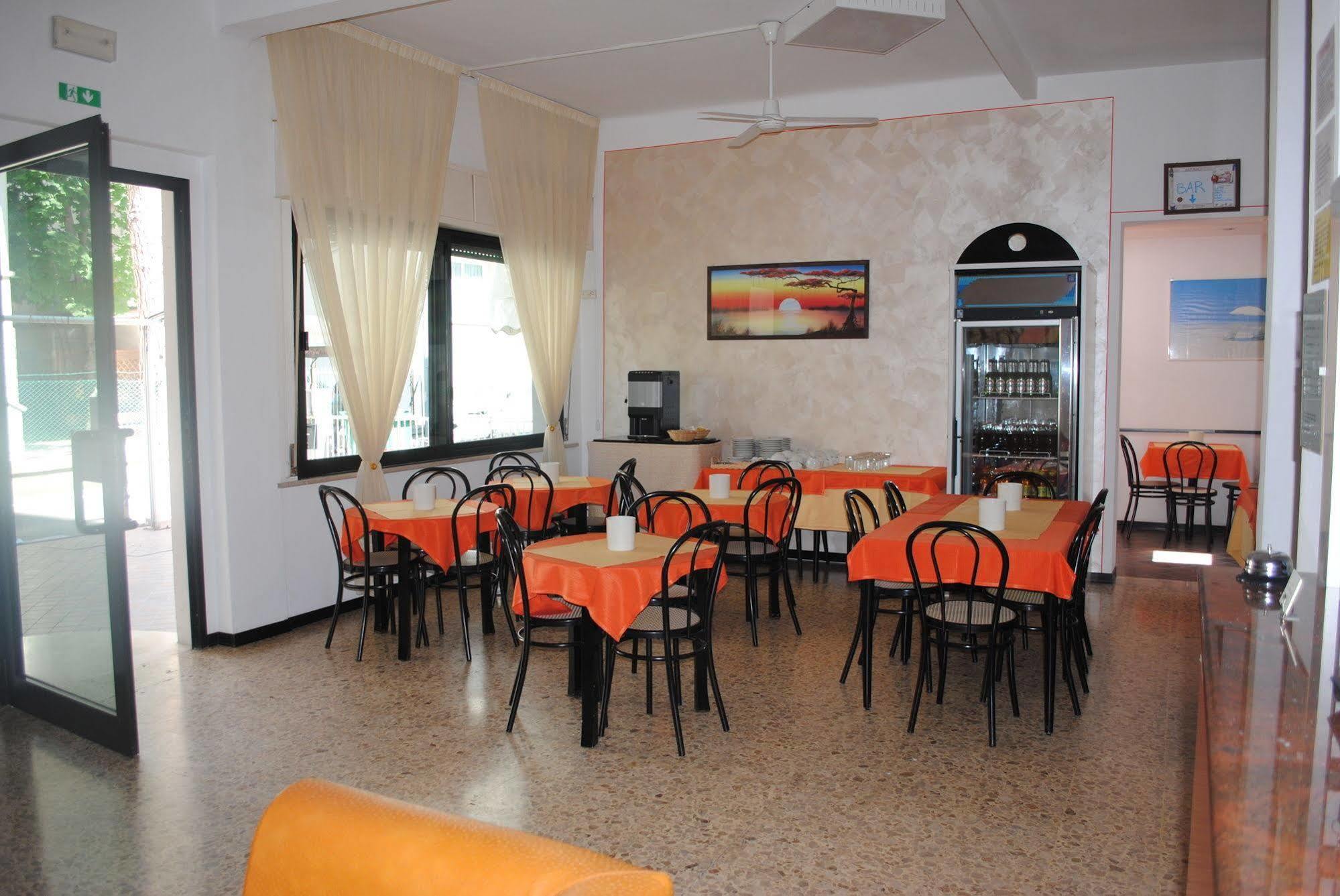 Hotel Pigalle Rimini Buitenkant foto